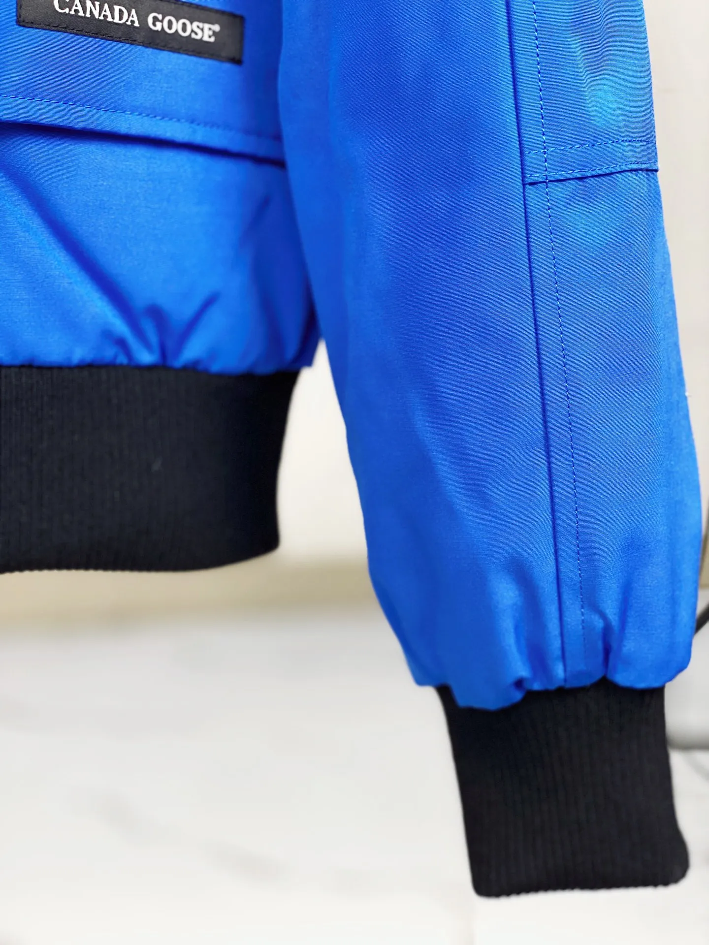 P780 Canada goose/Canada Goose Chilliwack 01 bomber jacket down jacket, authentic original clothing mold, all accessories are customized from the original factory. 💯The softness of the fabric is compared with the original product, and it can be restored by kneading at will (fabric misunderstanding: it is not a high-hardness fabric that is waterproof. Only those who buy the latest authentic version this year will notice the softness and comfort of the fabric) 💯The down is synchronized with the authentic white duck down, fluffy and not clumps, electronically controlled down filling machine. 💯Customized authentic YKK zipper pullers, high hardness and no jamming 💯The fur collar is custom-made from coyote skins in western Canada, the original version has the same origin 💯All workmanship and wiring are controlled by workers with more than ten years of service. They must be horizontal and vertical, and are not crooked. The inner wiring density is more sophisticated. Feel free to compare 💯Goose logo on sleeves, collar label, washed label, hangtag, zipper cord, pocket label, cuff thread, hem thread All details are updated simultaneously with the original product. The best version with the most complete colors. Sizes: XS-XXL (size chart attached below)